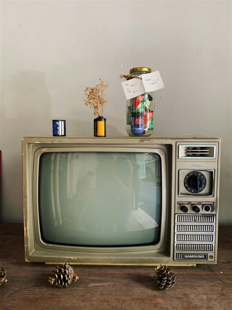Nostalgia Tech: Why Flip Phones, iPods, and Old Web Aesthetics Are Back