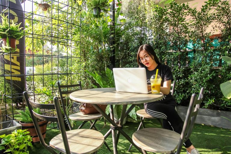 Digital Nomad Living: Costs, Benefits, and Hidden Challenges