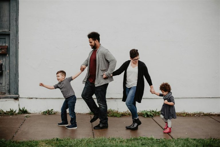 Parenting in the Age of AI and Screens: Navigating a Digital Childhood