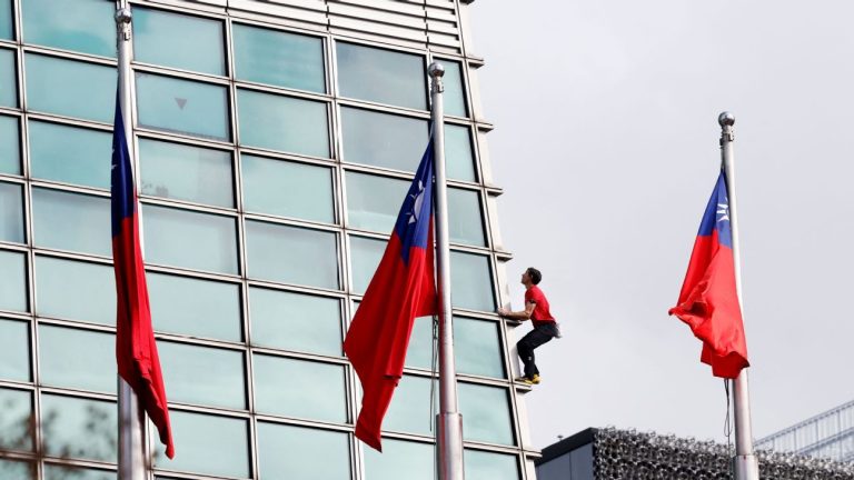 american-climbs-taipei-skyscraper-without-ropes-1769339909