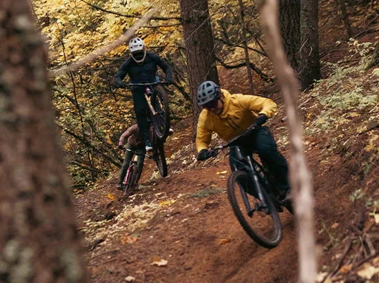 hardline-helmet_matteChalk_lifestyle02