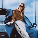 e-auto-mit-Frau
